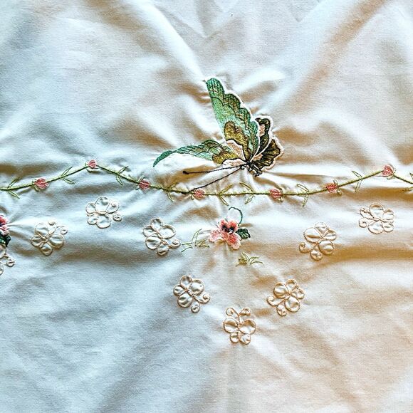 VTG Embroidered Ivory Oval Tablecloth Butterflies Flowers Cotton Linen 62"x 96" - Picture 11 of 16